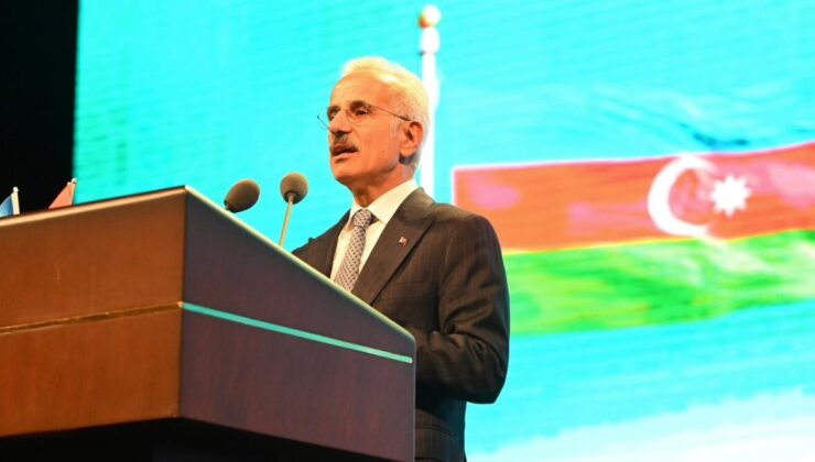 Ulaştırma ve Altyapı Bakanı Uraloğlu, Azerbaycan Cumhuriyeti Bağımsızlık ve Silahlı Kuvvetler Günü Programına Katıldı